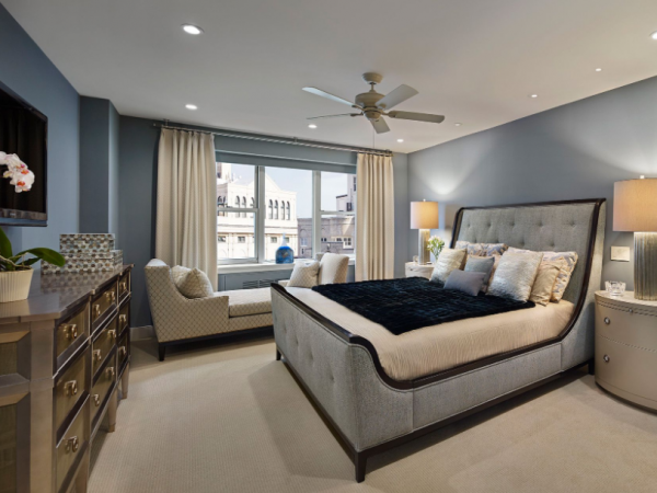 Pemilihan Warna Netral dengan Aksen Logam